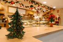 Świąteczna Choinka Filcowa na Stół 35 cm – Dekoracja Świąteczna z Filcu 4 mm z Trwałym Nadrukiem, Stabilna Ozdoba, Na Biurko, Do Sklepu - 5