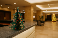 Świąteczna Choinka Filcowa na Stół 35 cm – Dekoracja Świąteczna z Filcu 4 mm z Trwałym Nadrukiem, Stabilna Ozdoba, Na Biurko, Do Sklepu - 11